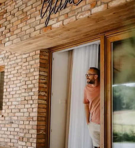 Murowana Glinca Nyaraló *